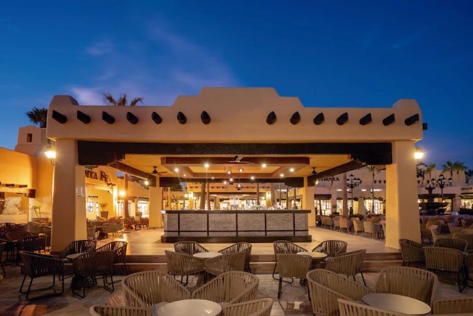 Bar del hotel al anochecer