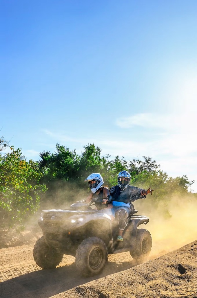 Cuatrimoto en el desierto