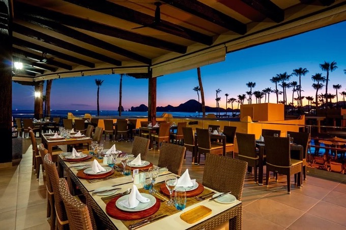 Restaurante con vista al atardecer